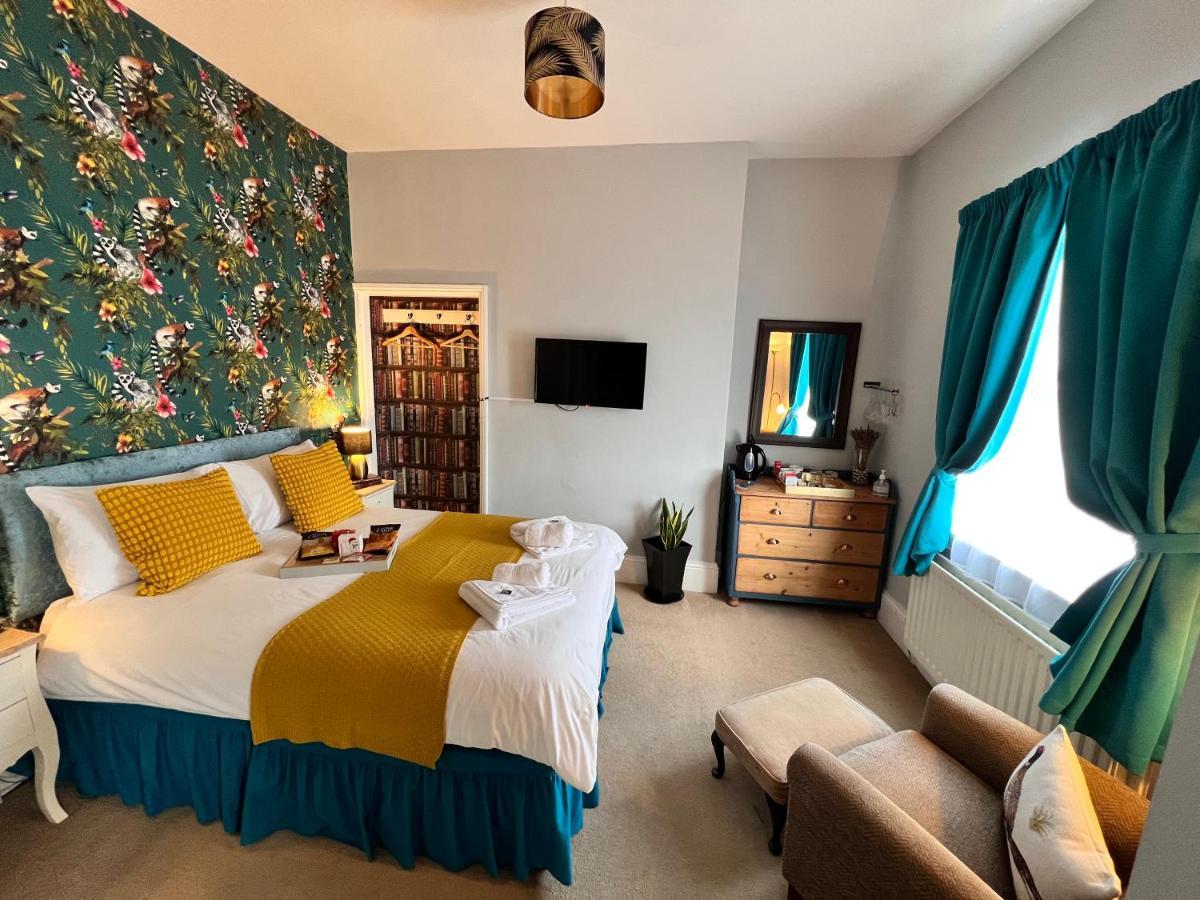 The Badger Set Apartment Hinderwell Bagian luar foto